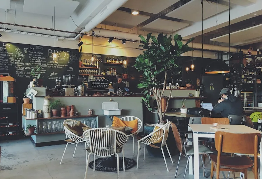 Interior claro de um café