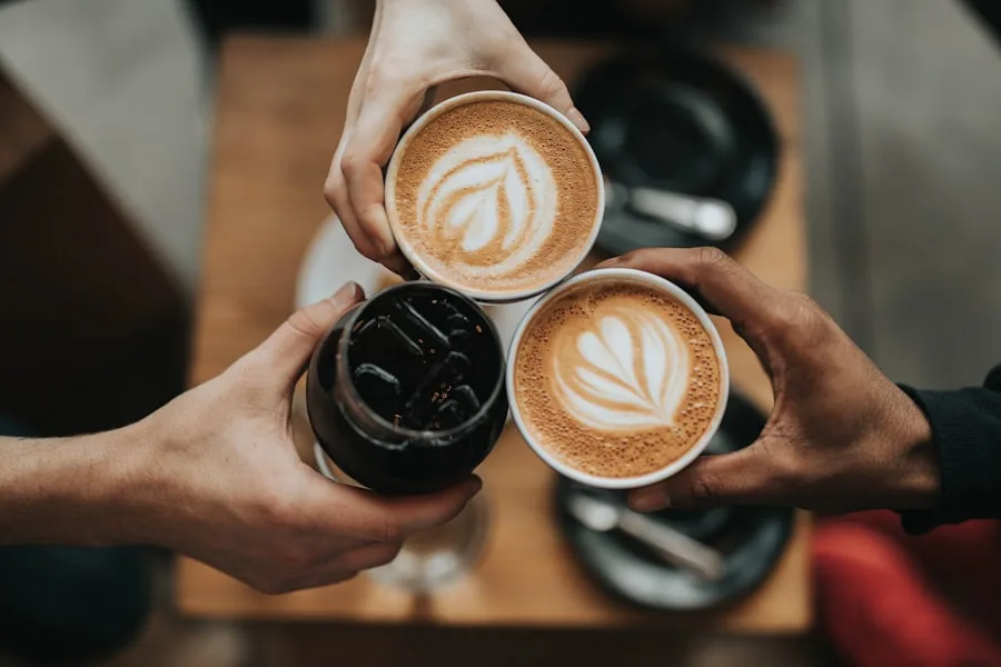 Mãos a segurar chávenas de café
