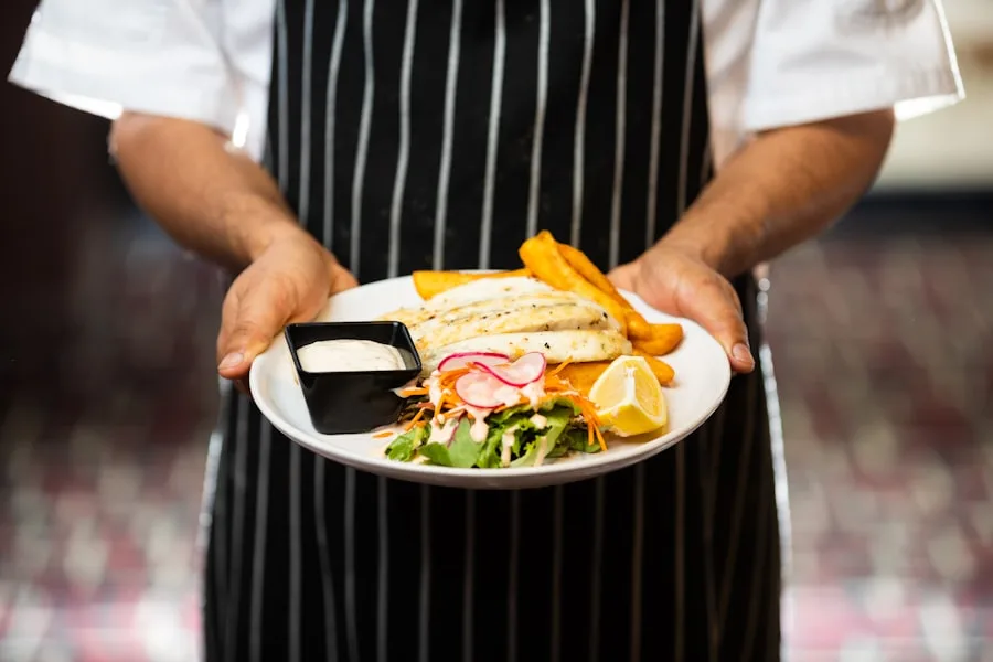 Cozinheiro a servir um prato